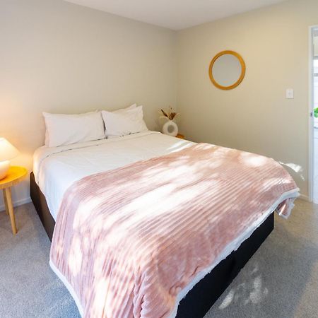 Luxury Beachside Living Elegant 3-Bedroom Haven Christchurch Dış mekan fotoğraf